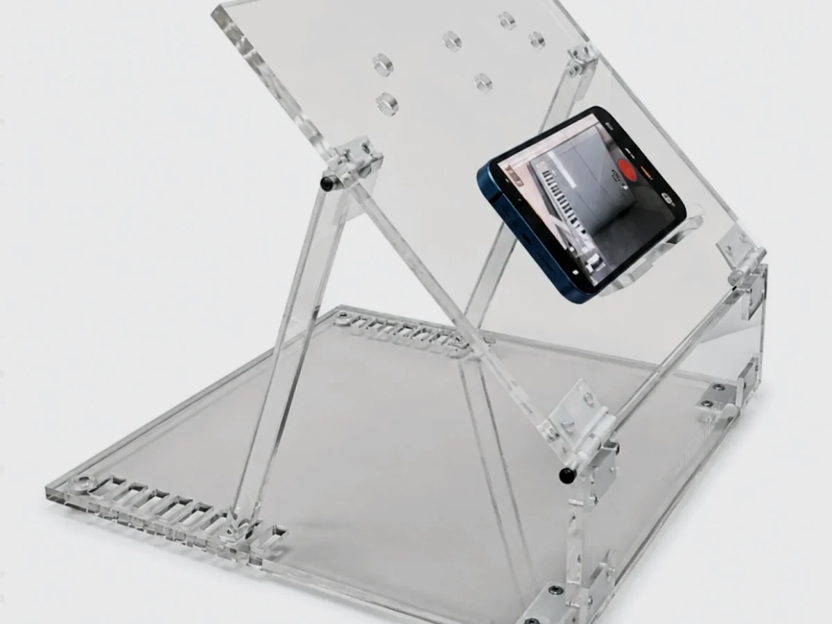 Simulador Endotrainer em acrílico transparente, montado, com um celular preso no painel central